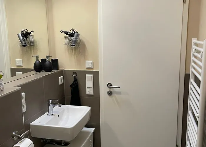 Accommodatie bij particulieren Mit Eigenem Badezimmer - 1 Bahn-station Zur Messe Und Hbf *