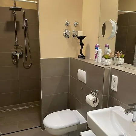 Séjour chez l'habitant Mit Eigenem Badezimmer - 1 Bahn-station Zur Messe Und Hbf *