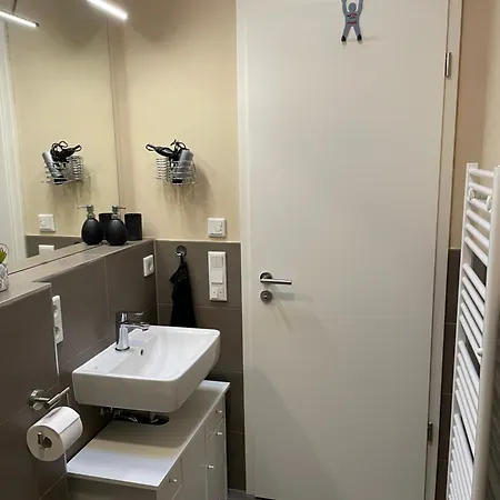 Privat bolig Mit Eigenem Badezimmer - 1 Bahn-station Zur Messe Und Hbf *